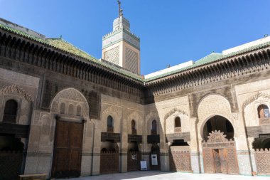 FES, MOROCCO - 4 Mart 2020: The Madrasa Bou Inania 'nın minare görüntüsü ve iç mekanı (Medersa el Bouanania ).