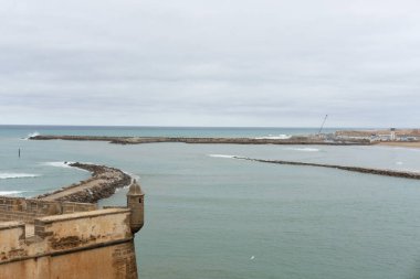 Rabat / Fas - 5 Mart 2020: Rabat 'taki antik Udayas Kasbah yakınlarında Endülüs Bahçeleri' ndeki Saray Müzesi 'nin muhteşem manzarası.