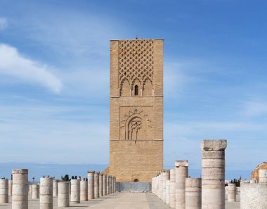Fas, Rabat. Kral 5. Muhammed 'in anıtının karşısındaki Hasan Kulesi..