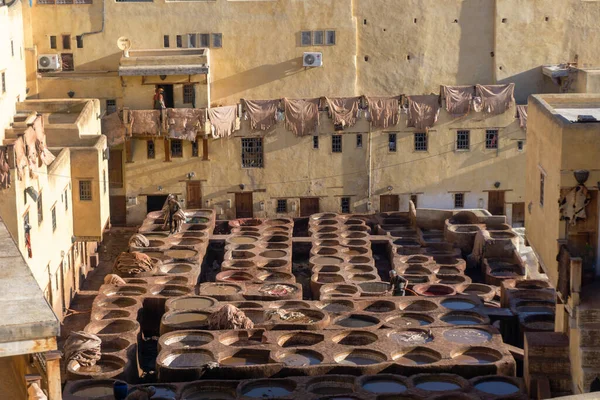 Fes Morocco Maart 2020 Het Harde Werk Van Mannen Leerlooierijen — Stockfoto