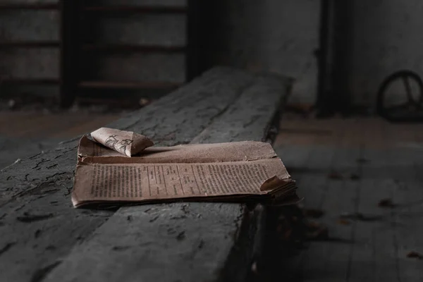 Stadtgespenst Pripjat Sperrzone Tschernobyl Das Buch Liegt Auf Der Bank — Stockfoto