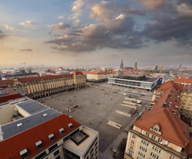 Dresden kasaba meydanında günbatımı zamanı. Saxony, Almanya.