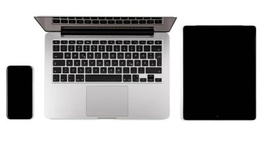 Üstten görünüm smartphone ve beyaz arka plan üzerinde izole tablet ile modern retina dizüstü. Yüksek kalite.