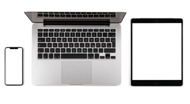 Üstten görünüm smartphone ve beyaz arka plan üzerinde izole tablet ile modern retina dizüstü. Yüksek kalite.