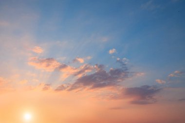 Güzel gün batımı ve güneş ışınlarının ile mavi gökyüzü arka plan.