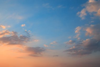 Sıcak gün batımı ve güneş ışınlarının ile mavi gökyüzü arka plan.