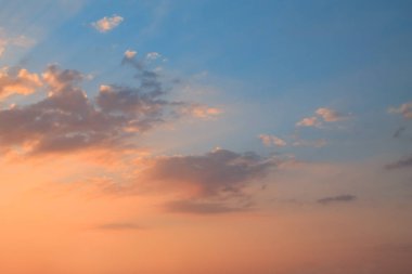  Gün batımı ve mavi gökyüzü arka plan sırasında turuncu bulutlar