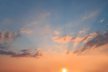 Güzel güneş ve mavi gökyüzü arka plan ile güneş ışınlarının.