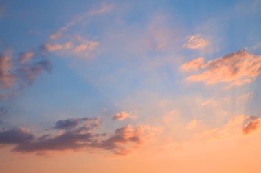 Güzel mavi gökyüzü arka plan günbatımı sırasında güneş ışınlarının.