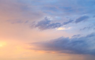 mavi gökyüzü arka plan ile yağmur sırasında mor günbatımı.