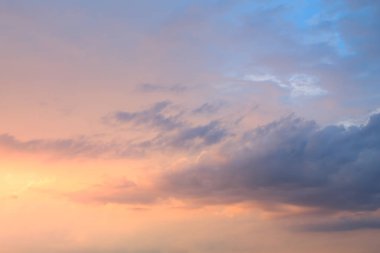 mavi gökyüzü arka plan ile yağmur sırasında mor dramatik günbatımı.