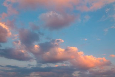 Mor bulutlar ve arka planda mavi gökyüzü günbatımı.
