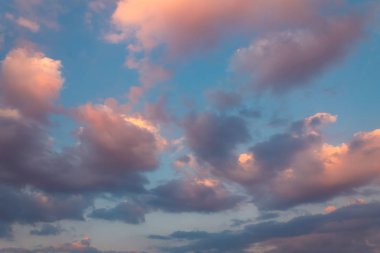 Mor Bulutlar günbatımı ile arka plan mavi gökyüzünde.