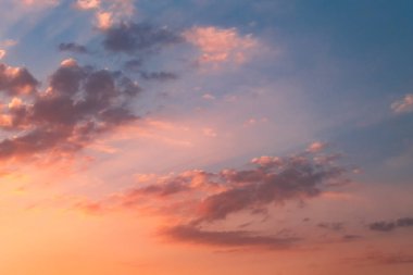 Kırmızı bulutlar günbatımı güneş güzel ışınları ile