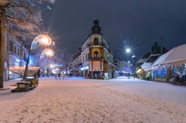 Main street Zakopane karda akşam, Polonya. Europe.