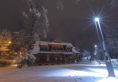 Karla kaplı Zakopane, karda geleneksel evde akşam. Polonya. Europe