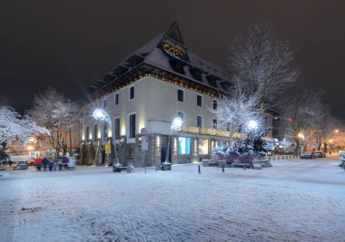 Ana cadde Zakopane karda evde akşam, Polonya. Europe.