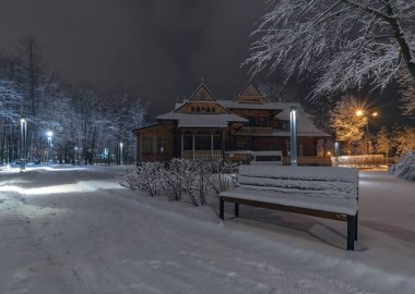 Tezgah ve karla kaplı Zakopane geleneksel evde. Polonya. Europe