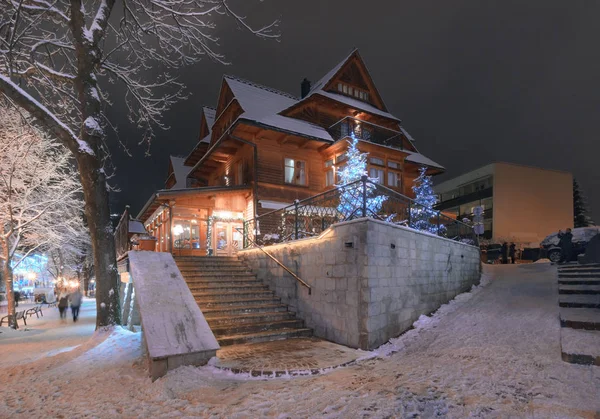 Casa Tradicional Calle Principal Zakopane Noche Nieve Polonia Europa — Foto de Stock