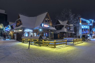 Zakopane, Polonya - 24 Aralık 2018: Geleneksel sokak binalarda, Zakopane, Polonya, Noel zamanı.
