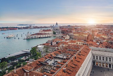 Gün batımında Venedik'in panoramik hava şehir manzarası