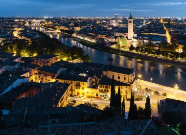 Akşamları Verona'nın en iyi manzarası. İtalya. 