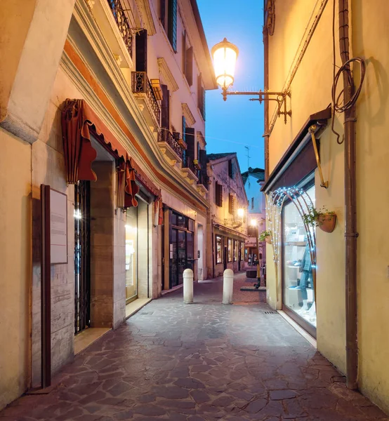Colorida calle en el centro de Treviso . — Foto de Stock