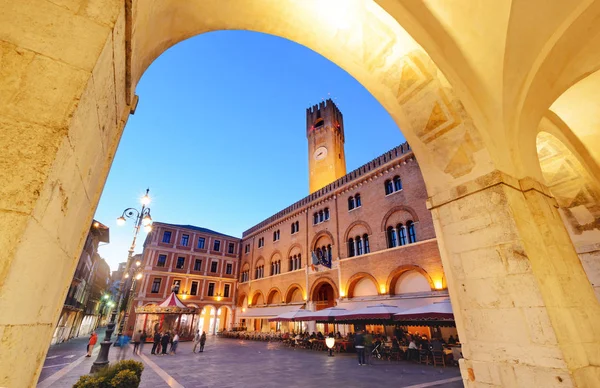 Prefeitura de Treviso à noite . — Fotografia de Stock