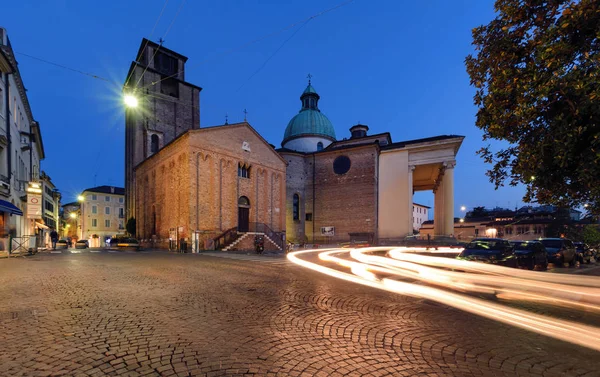 Catedral de San Pietro por la noche — Foto de Stock