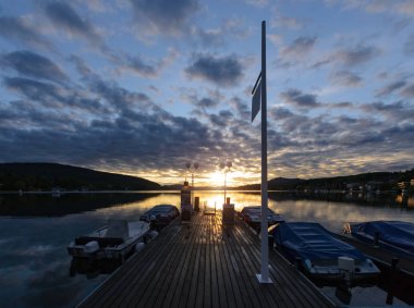 Velden Worthersee 'deki tekne iskelesinde iskele ve yatlar