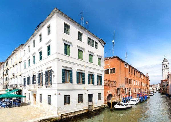 Canal veneciano en día soleado. Italia . — Foto de Stock