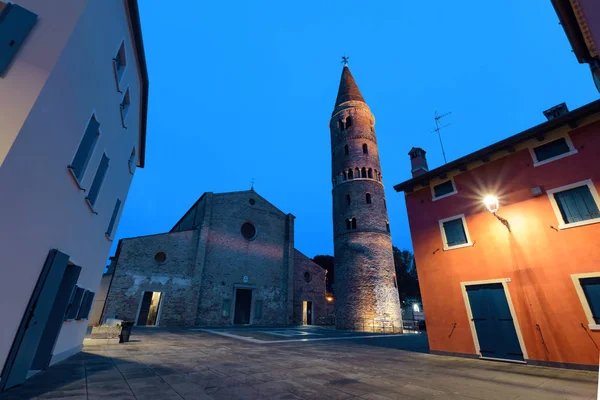 Katedrála v Caorle (region Veneto) večer — Stock fotografie