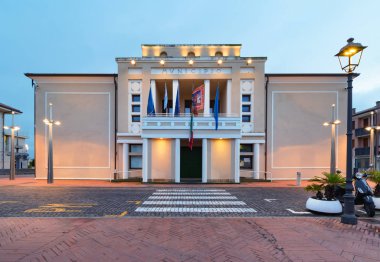 Gün batımı nda Caorle İtalya'da Townhall. Ön görünüm.
