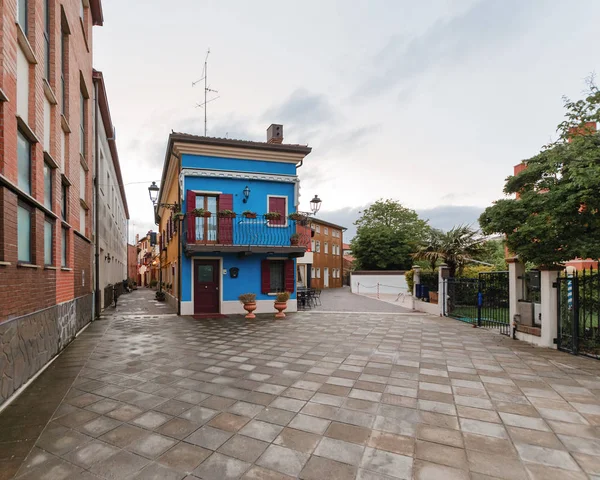 Edificios coloridos en el centro de Caorle — Foto de Stock