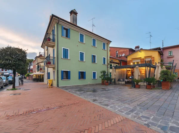 Casas coloridas en el centro de Caorle, Italia por la noche — Foto de Stock