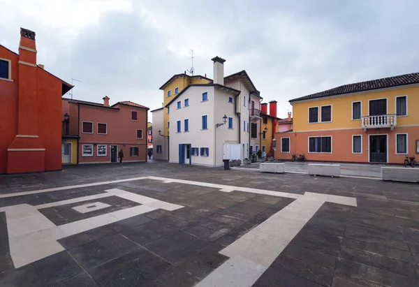 Casas coloridas no centro de Caorle, Itália — Fotografia de Stock