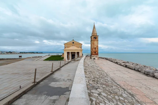 Embankment a Caorle a templomba, nap Foto — Stock Fotó