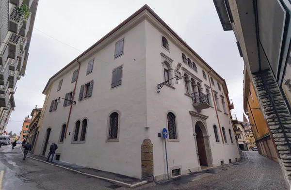 Ciekawy dom w centrum Belluno — Zdjęcie stockowe
