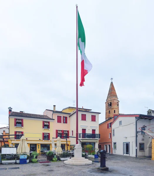Bandera en la plaza del centro de Caorle — Foto de Stock