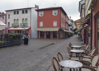 Caorle 'nin merkezindeki eski sokakta.