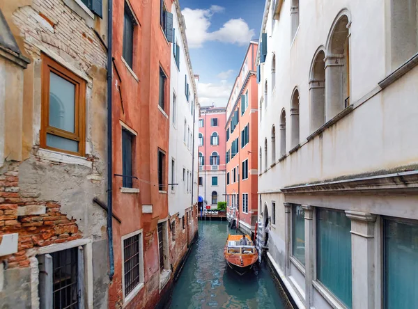 Barco a motor en las aguas del canal de Venecia . — Foto de Stock