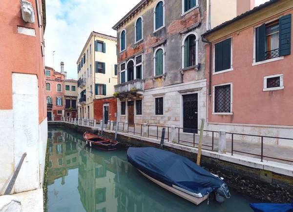 Canal tranquilo con barco en Venecia — Foto de Stock
