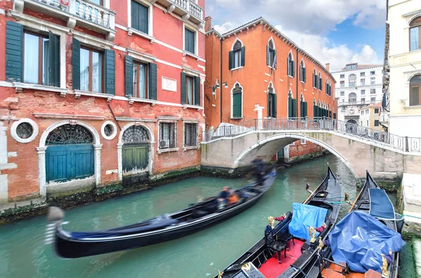Gondolier haciendo góndola a través del canal en Venecia . — Foto de Stock