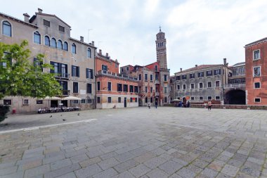 Venedik'te çan kulesi ile kare.