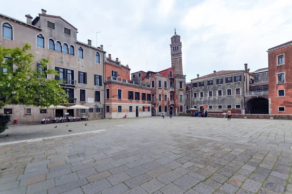 Venedik'te çan kulesi ile kare.