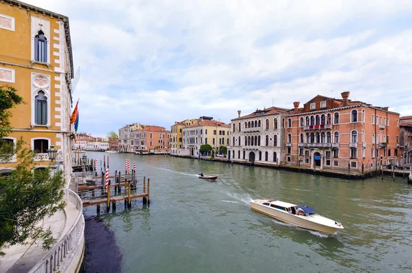 Barco a motor en aguas del Gran Canal de Venecia . — Foto de Stock