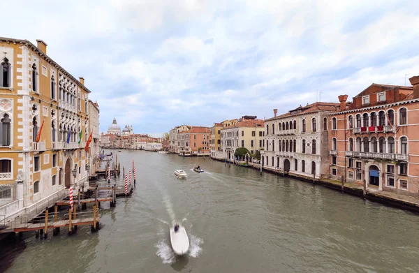 Barcos a motor en aguas del Gran Canal de Venecia . — Foto de Stock