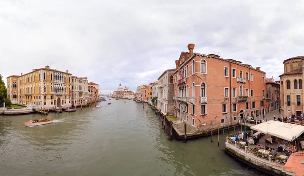Panorama de Barcos a motor y caffe en el Gran Canal de Venecia . — Foto de Stock