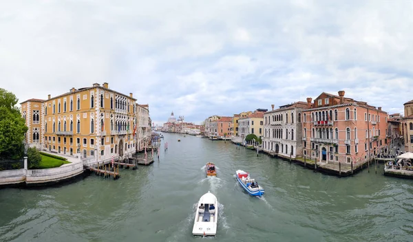 Panorama de Barcos a motor en el Gran Canal de Venecia . — Foto de Stock