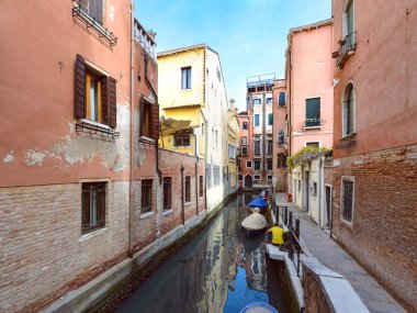 Venedik'te teknelerle kanal. İtalya. 